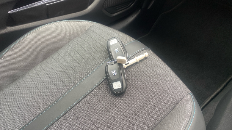 Peugeot 208 1.2 PureTech 100 Allure Premium 5dr Petrol Hatchback